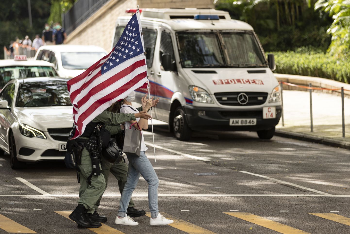 Politsei minema toimetamas USA lipuga Hongkongi meeleavaldajat.