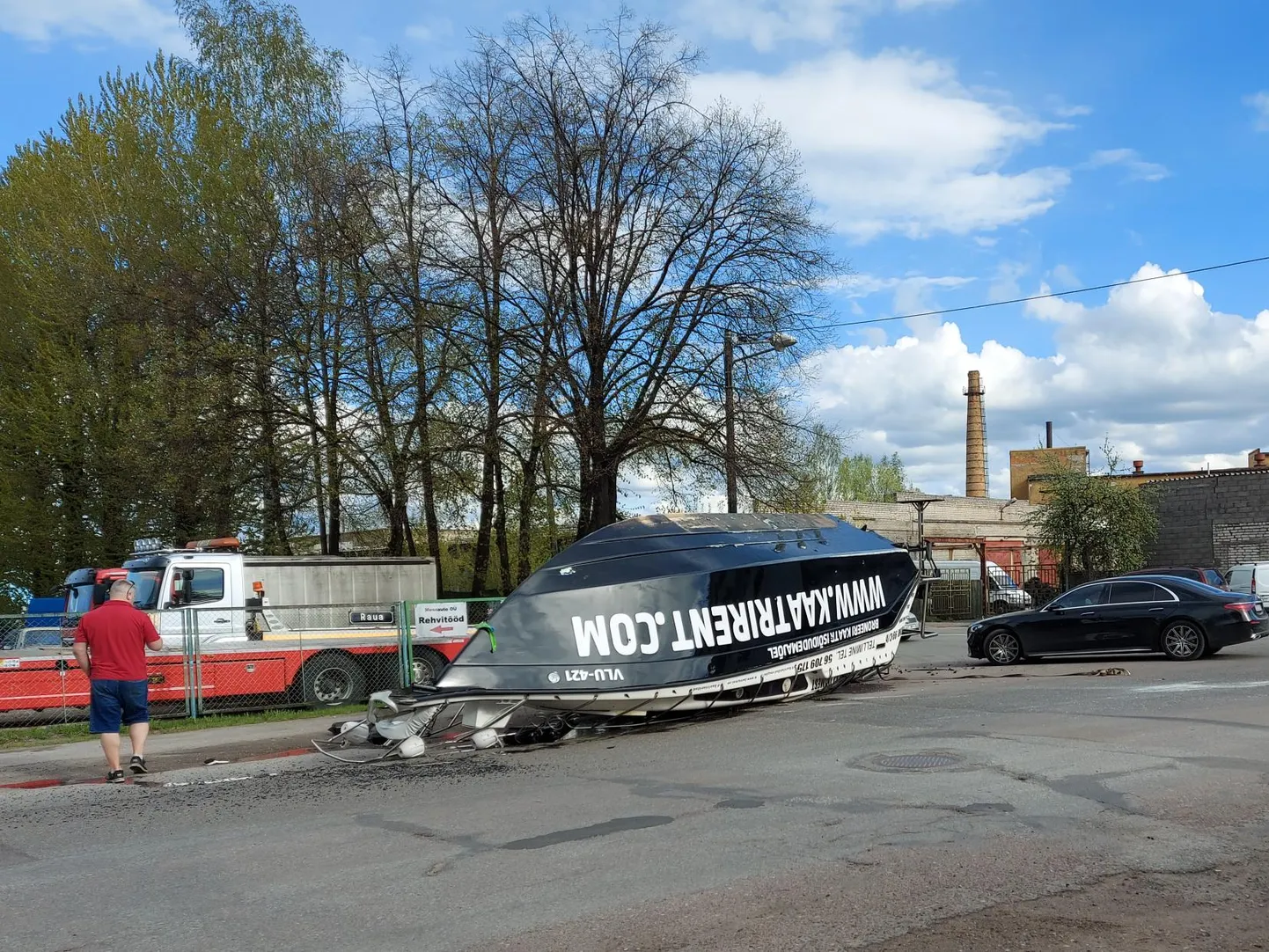 Raua ja Tehase ristil käis kummuli kaater.
