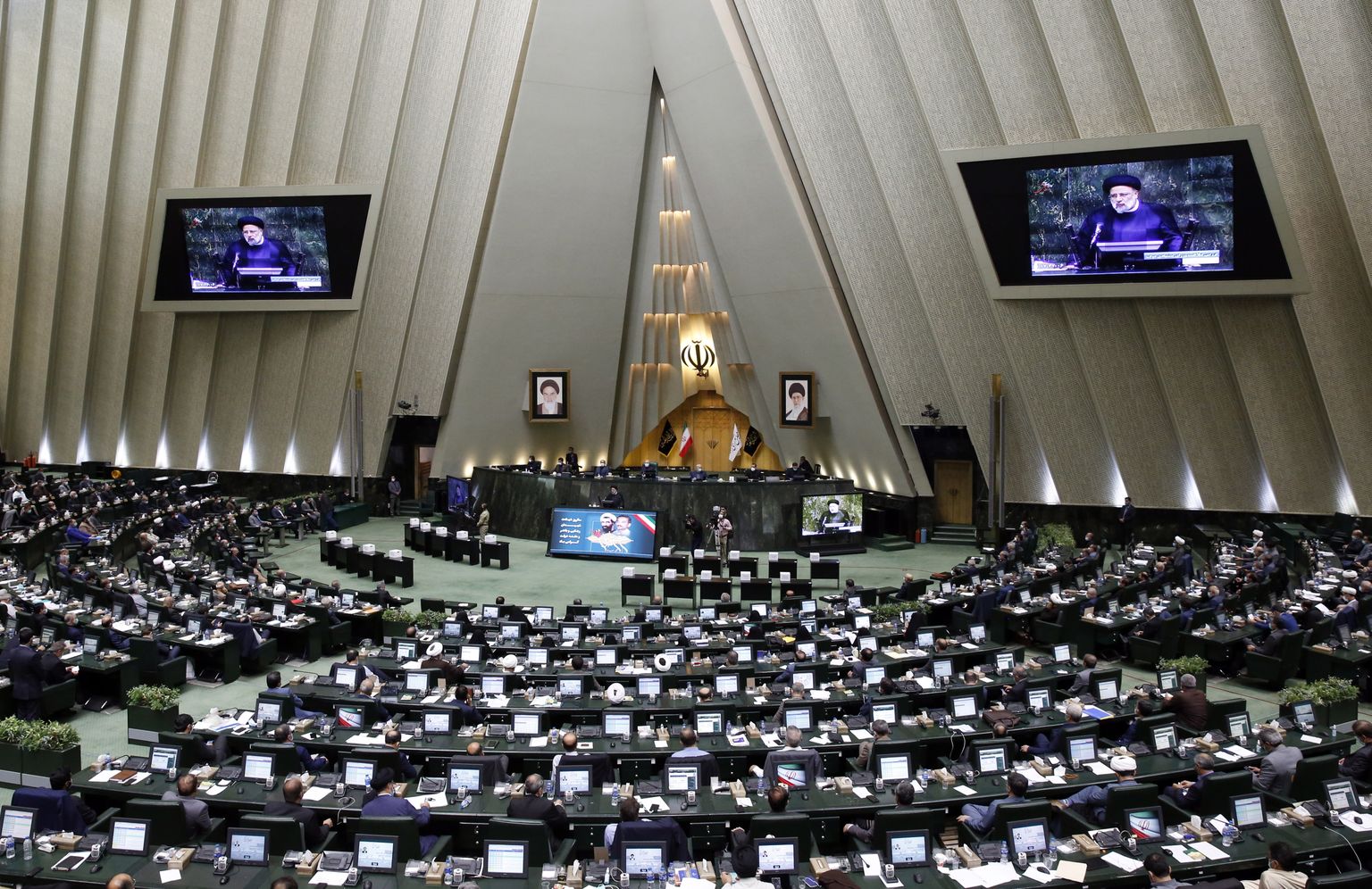 Iraani president Ebrahim Raisi tutvustamas parlamendile oma ministrikandidaate.