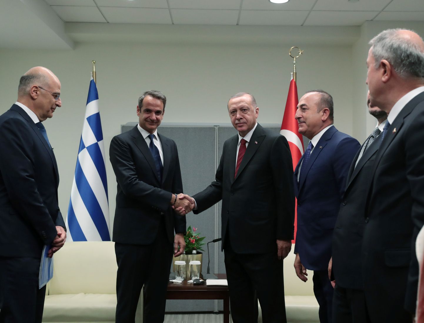 Kreeka peaminister Kyriákos Mitsotákis (vasakult teine) kolmapäeval New Yorgis ÜRO Peaassambleel kahepoolsel kohtumisel Türgi presidendi Recep Tayyip Erdoğaniga.