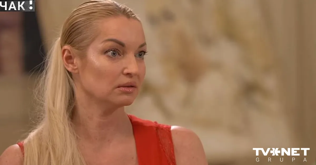 Агент қызды ақшаға жұмысқа алды.