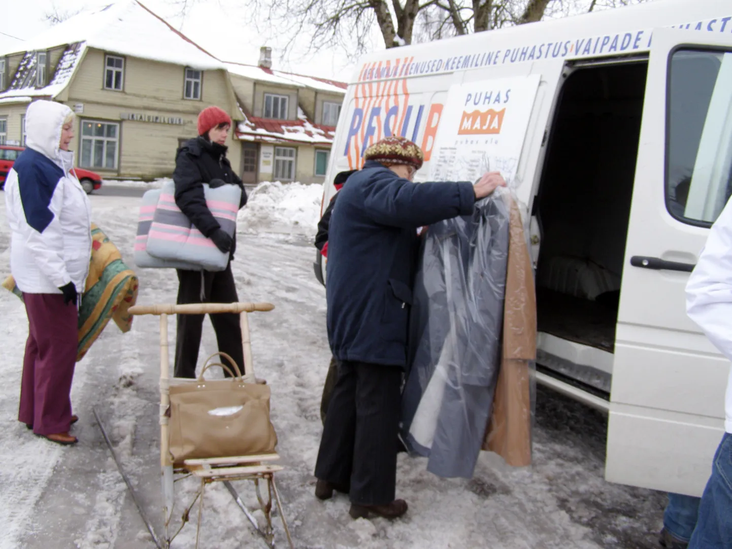 Väike-Maarja elanikud ootasid neljapäeval pikisilmi pesubussi saabumist, et asjad puhastusse anda.