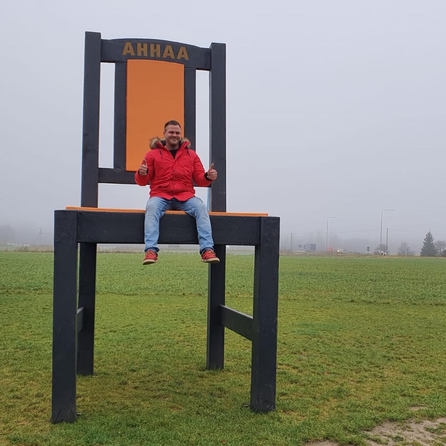 Tanel Teas tutvustab uut tooli Tikupoisi parkla kõrval.