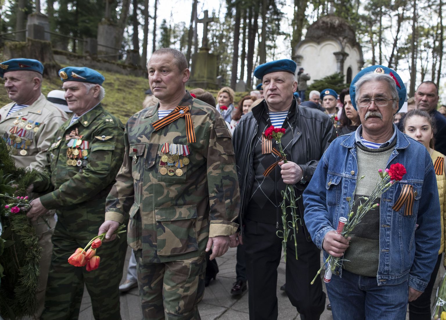 Georgi lite ja Nõukogude sõjaväevorme kandvad inimesed tänavu 9. mail Vilniuses Antakalnise kalmistul.