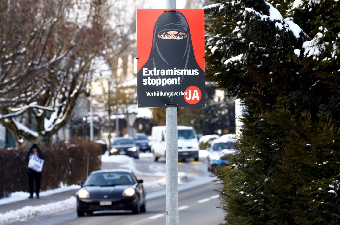 Plakat, mis kutsub võitlema ekstremismiga, keelustades näo katmise Šveitsis Berikonis.