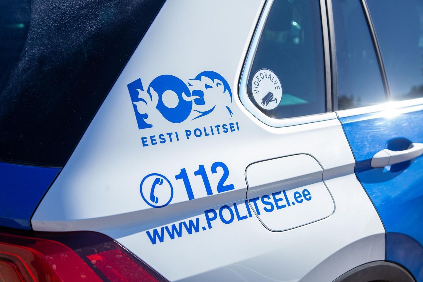 Julge pealtnägija nabis kinni ja andis politseile üle purjus mehe, kes otsustas Viljandis Männimäel mööda autokatuseid joosta.