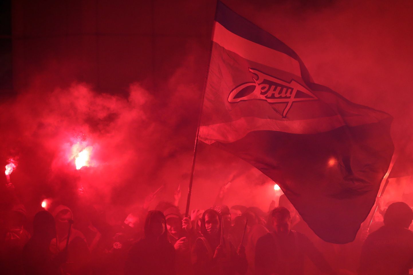 Peterburi Zenidi fännid Pulkovo lennujaamas klubi suure lipuga meeskonda tervitamas.