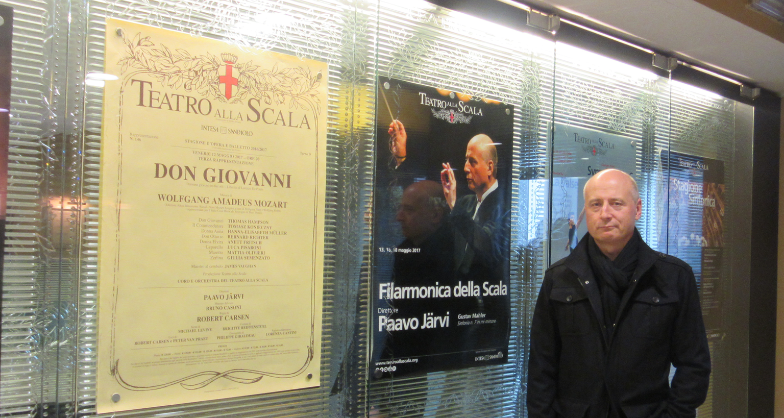 Paavo Järvi La Scala afiššide ees.