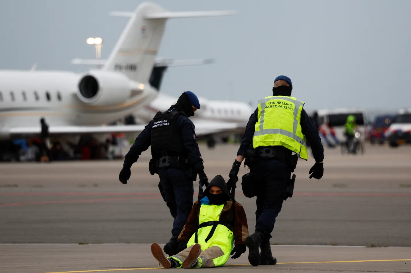 Hollandi piiripolitsei vahistas laupäeval sadu üle Amsterdami Schipholi lennujaama tarade roninud kliimaaktiviste.