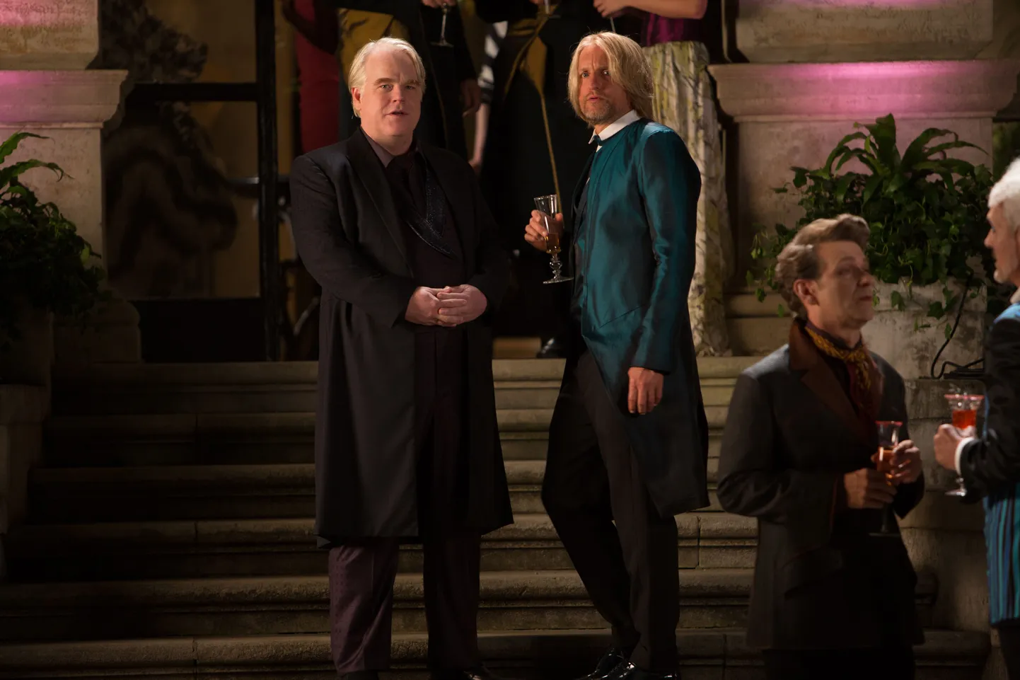 Philip Seymour Hoffman (Plutarch Heavensbee) ja Woody Harrelson (Haymitch Abernathy) filmis «Näljamängud: Lahvatab leek»