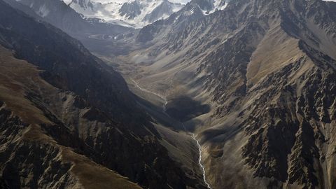 Latvijas alpīnisti Pamira ekspedīcijā izglābuši divus kritiski sliktā stāvoklī esošus citu valstu alpīnistus