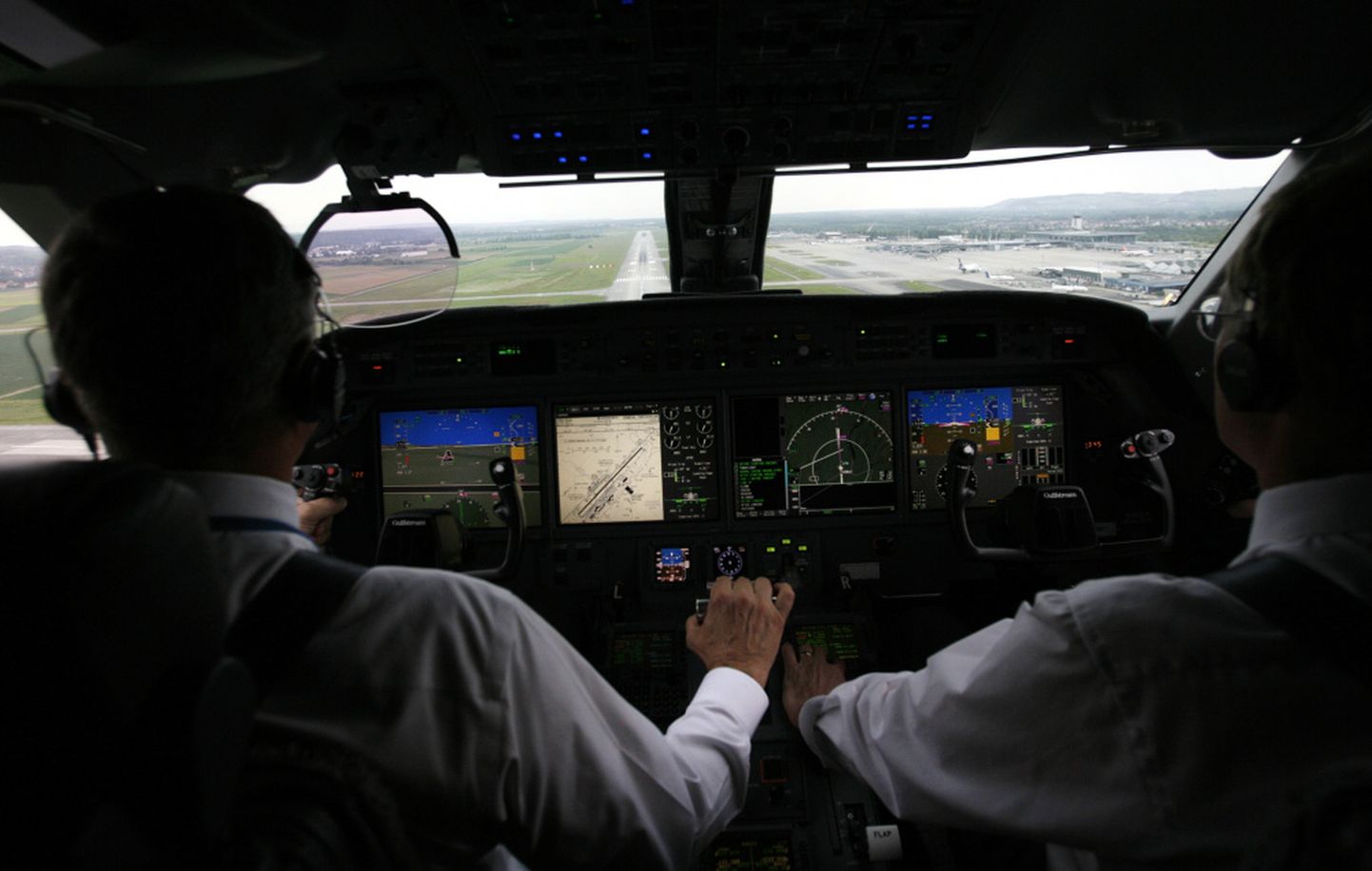 Lidmašīnas pilota kabīne. Ilustratīvs attēls