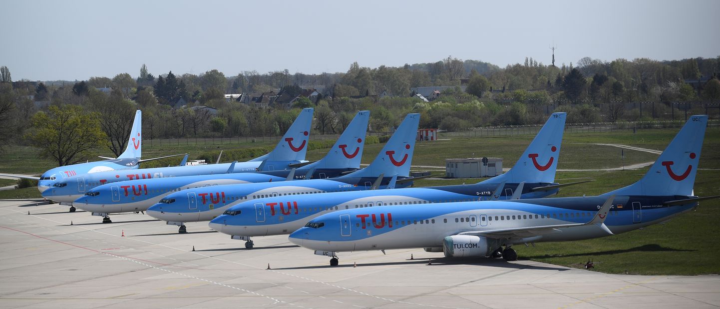 Самолеты немецкого авиаперевозчика TUI на закрытой из-за ограничений на перелет коронавируса взлетно-посадочной полосе в аэропорту Ганновера.