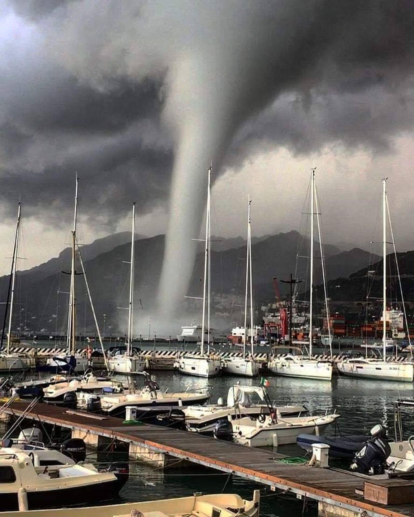 Vesipüks Itaalia sadamalinna Salernos