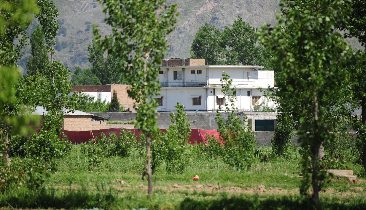 Al-Qaeda juht Osama bin Laden peitis end Pakistanis Abbottabadis asunud majas. USA eriüksus lasi ta 2. mail 2011 selles majas maha ning Pakistani võimud lammutasid hoone 2012. Selle asemele ehitati lõbustuspark.