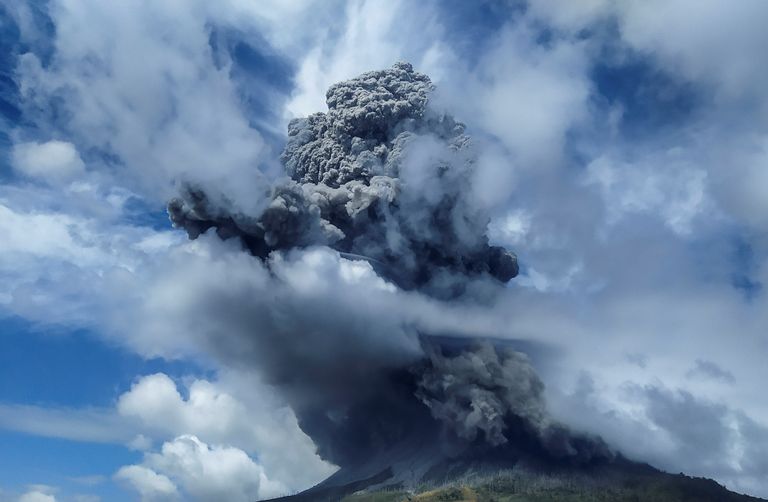 Indoneesia Põhja-Sumatra saare Sinabungi vulkaan hakkas purskama, saates tuha kilomeetrite kõrgusele