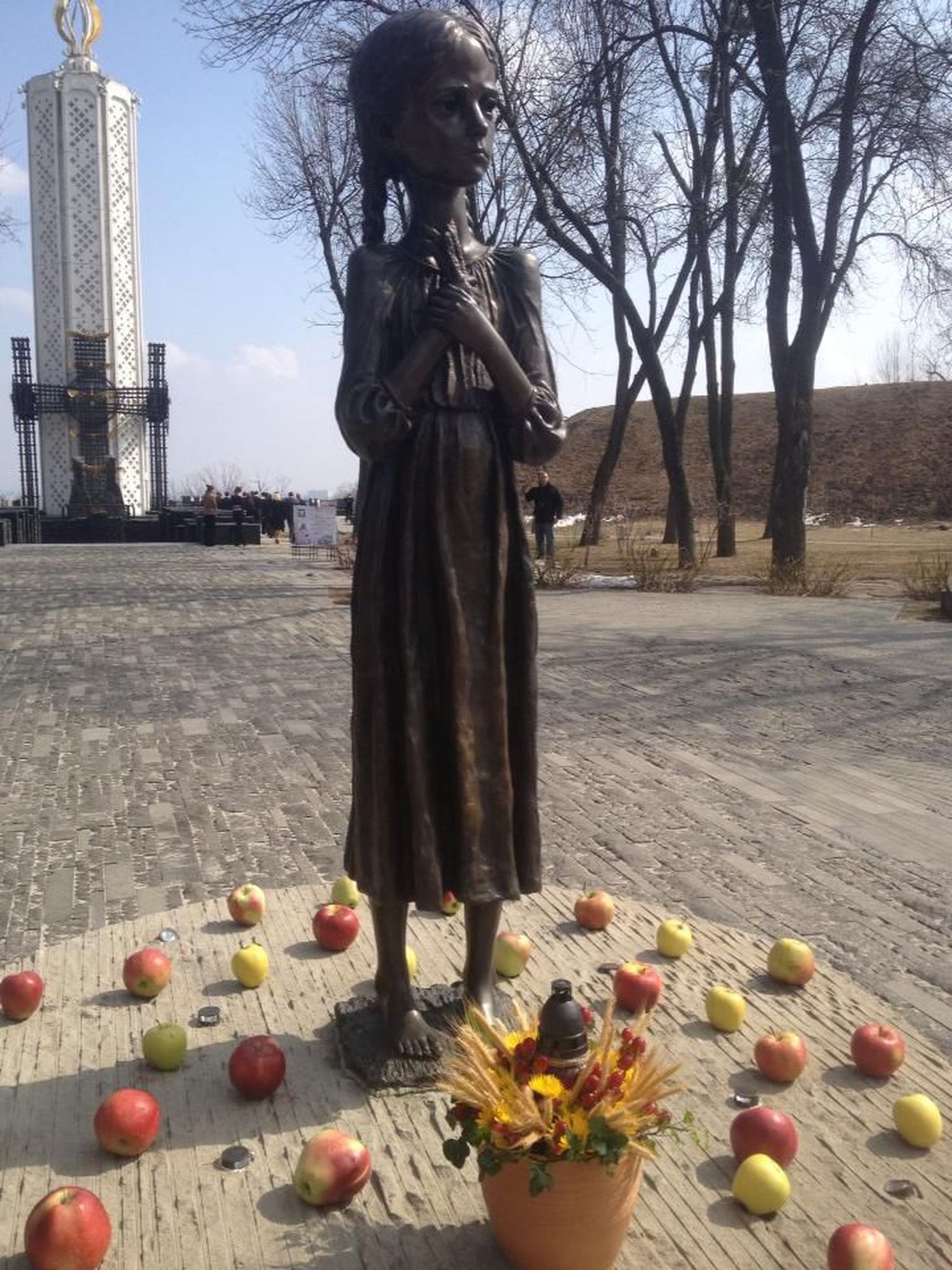 Цветы эстонской делегации у мемориала памяти жертвам Великого Голодомора в 1921-22 в Восточной Украине.