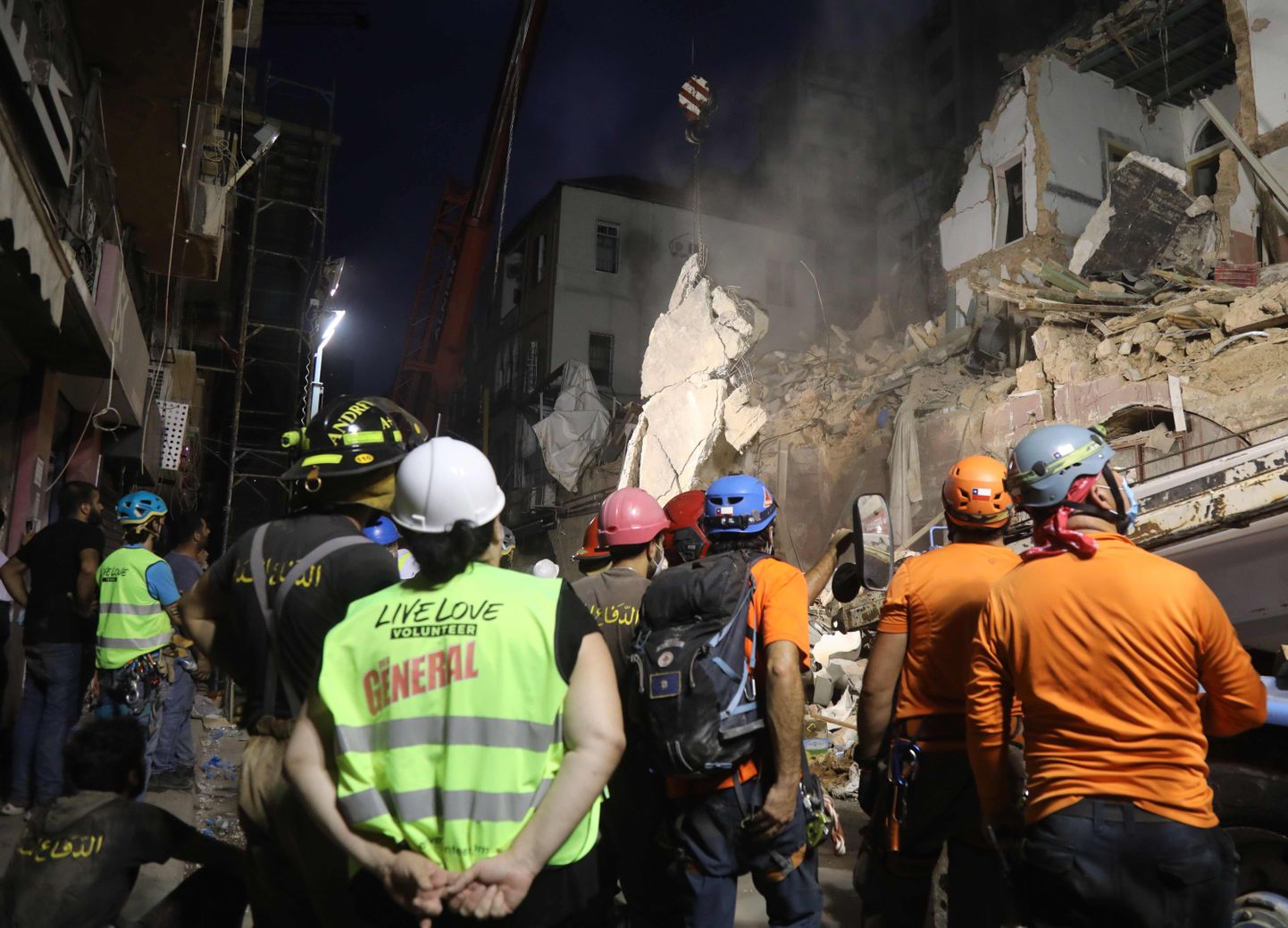 Liibanoni ja Tšiili päästetöötajad puhastavad varinguala Beirutis, et leida võimalik viimane ellujäänu kuu aega tagasi toimunud plahvatuse rusude alt.