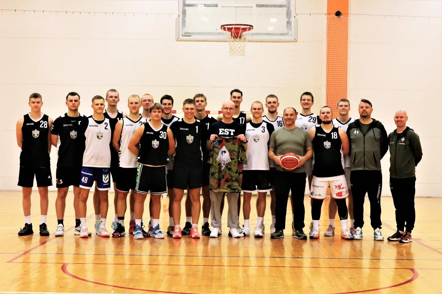 Hooaja alguses käis kaitseväe korvpallimeeskonnale mängutarkust jagamas Eesti rahvusmeeskonna peatreener Jukka Toijala.