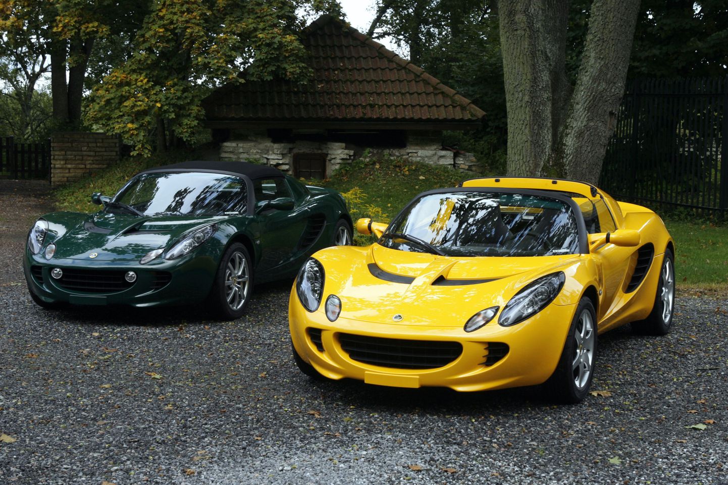 Pärnus näeb uhkeid sportautosid. Pildil on Lotused.