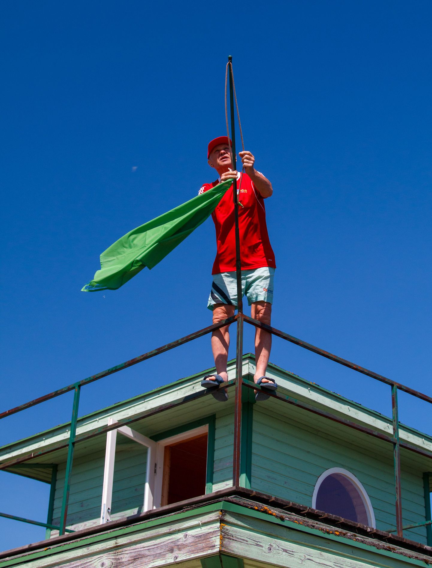 Pedeli rannamaja juures alustati kolmapäeval rannahooaega rõõmusõnumiga. Kogenud rannavalvur Enn Meriroos sai pärast temperatuuri mõõtmist lehvima panna rohelise lipu.