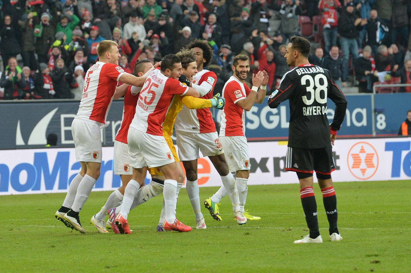 Ragnar Klavan (vasakul) koos teiste FC Augsburgi mängijatega värava üle rõõmustamas.