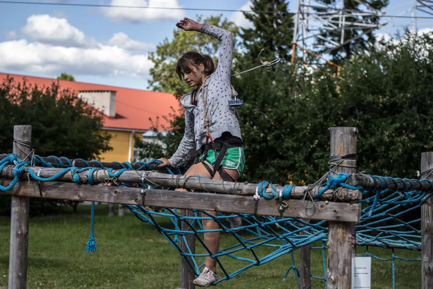 Valga sõjamuuseumis said noored end proovile panna erinevaid takistusi läbides.