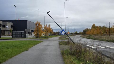 Lasnamäel vajusid tänavavalgustuspostid viltu, sekkuma pidid päästjad