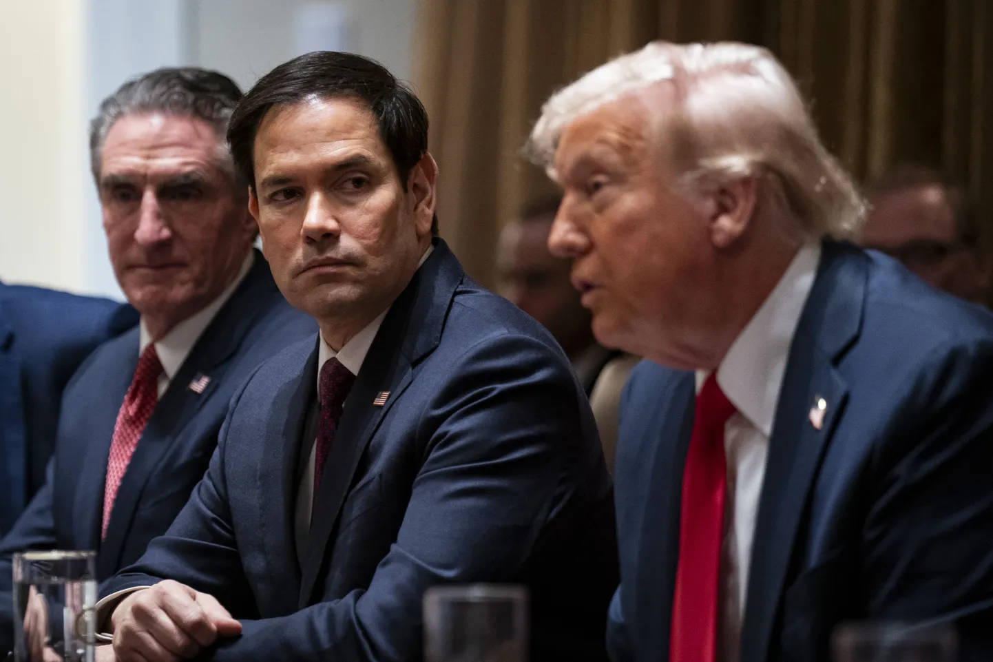 Vasakul riikliku energianõukogu esimees Doug Burgum, keskel välisminister Marco Rubio, paremal Donald Trump.