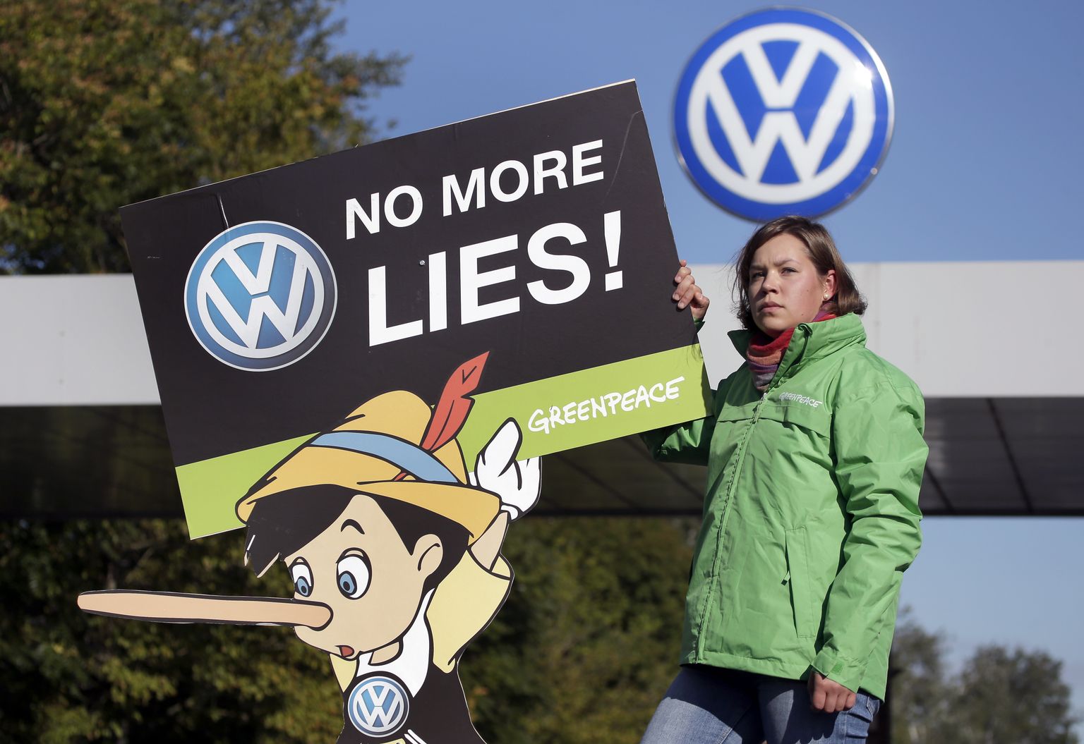 Greenpeace'i aktivist hoidmas protestiplakatit Saksa autotootja Volkswageni tehase värava ees Saksamaal Wolfsburgis.