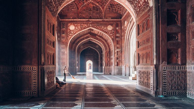 Hommikuvalgus paistmas läbi Taj Mahali kompleksi koridoride, Agra, India. On raske leida inimest, kes ei teaks Taj Mahali- kõige kuulsamat ja kõige külastatumat India turismiatraktsiooni. Isegi kui saabud enne koitu, üllatud kui palju inimesi on juba kohal, soovides olla esimeste seas, kes jäädvustavad mausoleumi klassikalise ilme. Sellegipoolest, kompleksi hiiglaslikul territooriumil võid leida vaikuse- ja rahu saarekesi. See foto on tehtud kompleksi lääneosas asuvas mošees. Mind paelus igapäevase töö hetke ja arhitektuuri suurejoonelisuse kontrast. Kaunis hommikuvalgus andis kaadrile hinge.