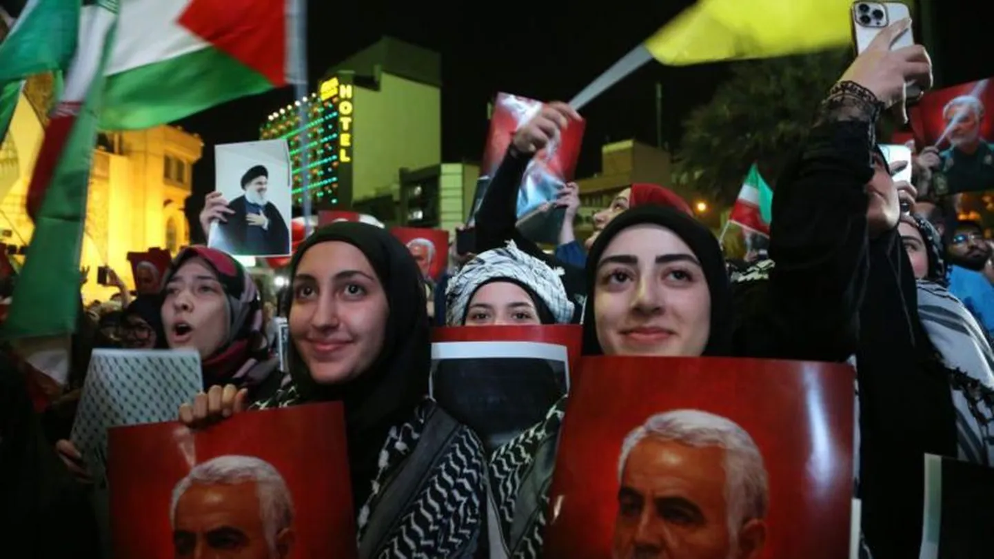 После субботнего нападения ХАМАС на Израиль на улицах Тегерана ликовали демонстранты. С палестинскими флагами в руках они выражают поддержку ХАМАС и палестинскому сопротивлению.