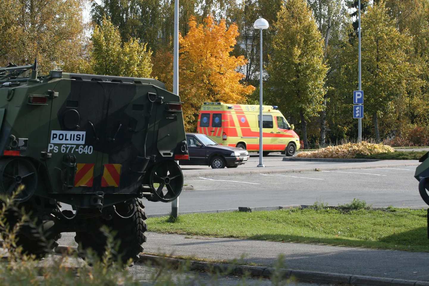 Soome eriteenistuste autod Kauhajoe teeninduskooli juures.