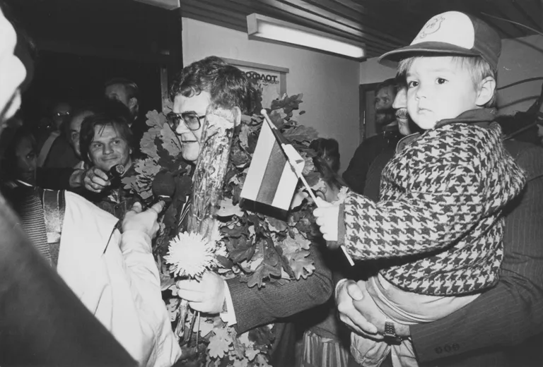 Сависаар в 1991 году возвращается из Москвы. Встреча в аэропорту. Foto: Peeter Langovits/Postimees