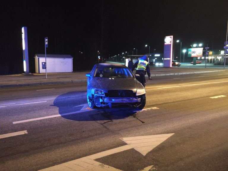 Purjus autojuht üritas Pärnus Tallinna maanteel politsei eest põgeneda, kuid tegi avarii ja osutas politseile vastupanu.
