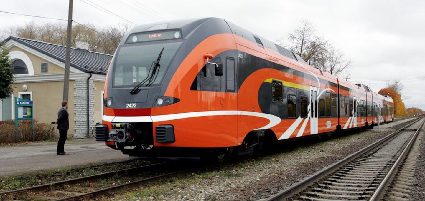 Eelmisel nädalal tegi Stadleri tehases valminud diiselrong proovisõidu Tallinna—Narva liinil. Pilt on tehtud Rakvere raudteejaamas.