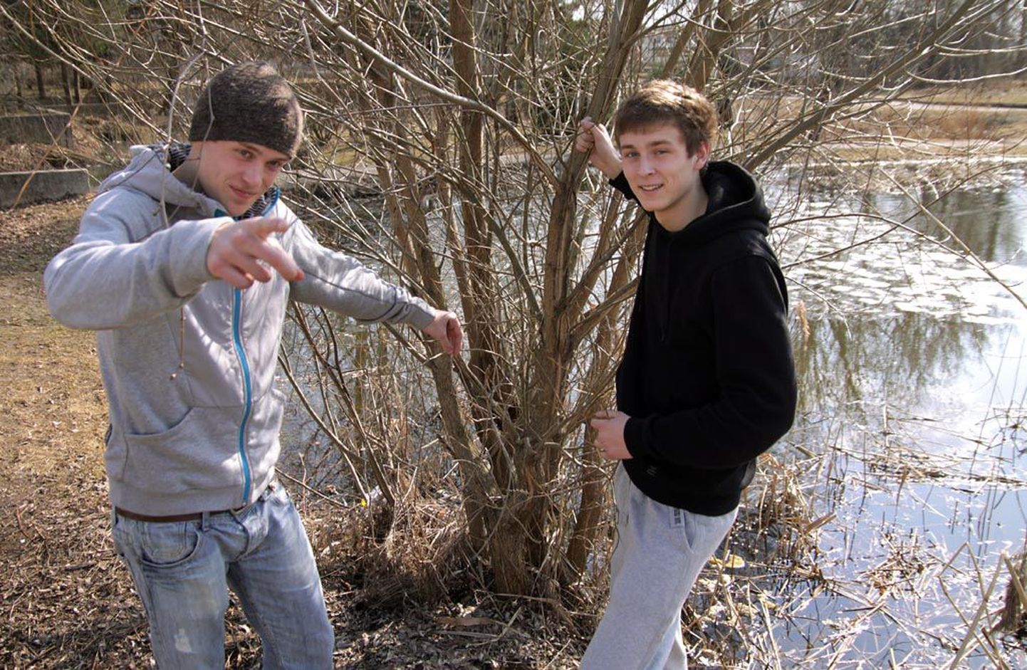 Mehis Kont (vasakul) meenutab Aleksei Rožkoviga, kuidas nad murdsid põõsast jämeda oksa ja siis vette sumasid.