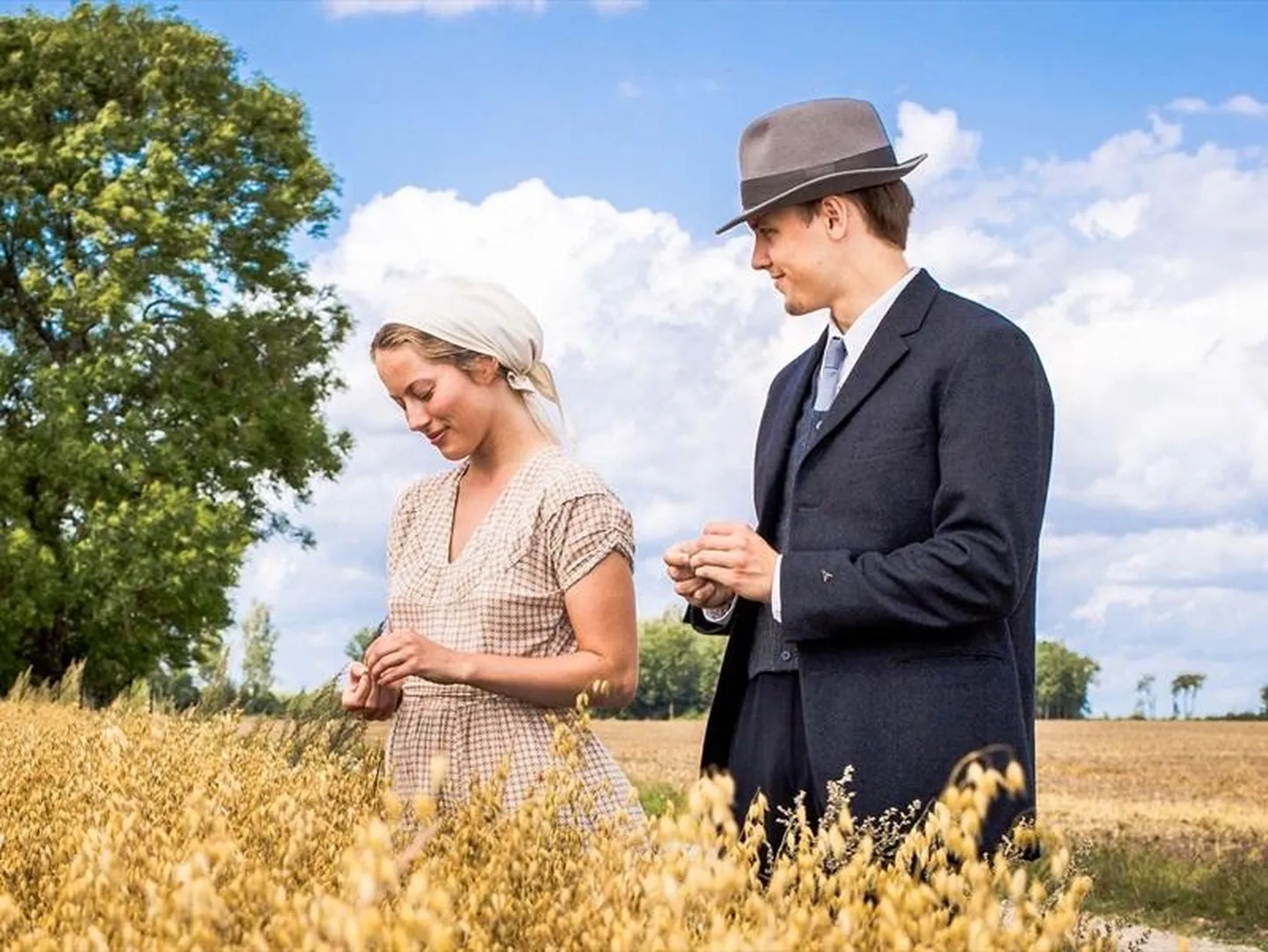 Henessi Schmidt (vaeslaps Maie) ja Franz Malmsten (Arnold Tali) mängufilmis «Talve».