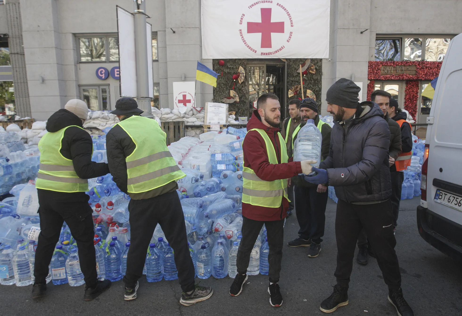 Одесские волонтеры собирают воду для жителей Николаева. По данным ООН, около шести миллионов украинцев из-за войны не имеют доступа к чистой питьевой воде.