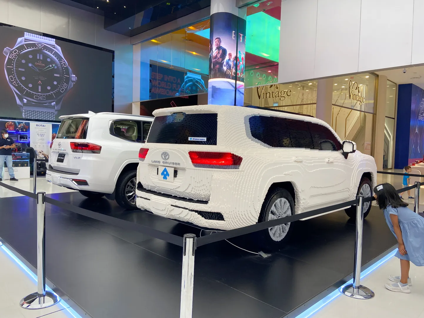 Toyota Land Cruiser 300 koos Lego klotsidest tehtud koopiaga Dubais asuvas autode müügisaalis.