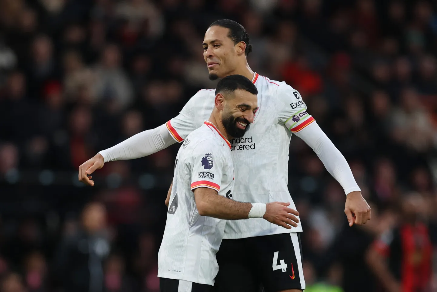Mohamed Salah (ees) kallistamas klubikaaslast Virgil van Dijki.