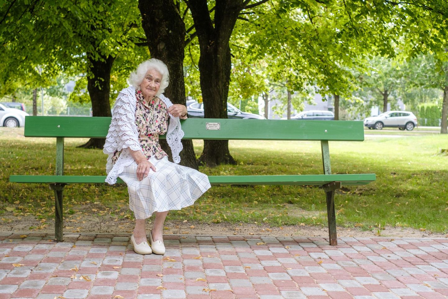 Pärnu Tammsaare 38 korteriühistu kinkis erakordsele elanikule Elfriede Laidveele pitsilise õlarätiku ja nimelise pingi ning sellel istudes on 100aastane juubilar majaesises puhkenurgas rõõmsalt elevil.