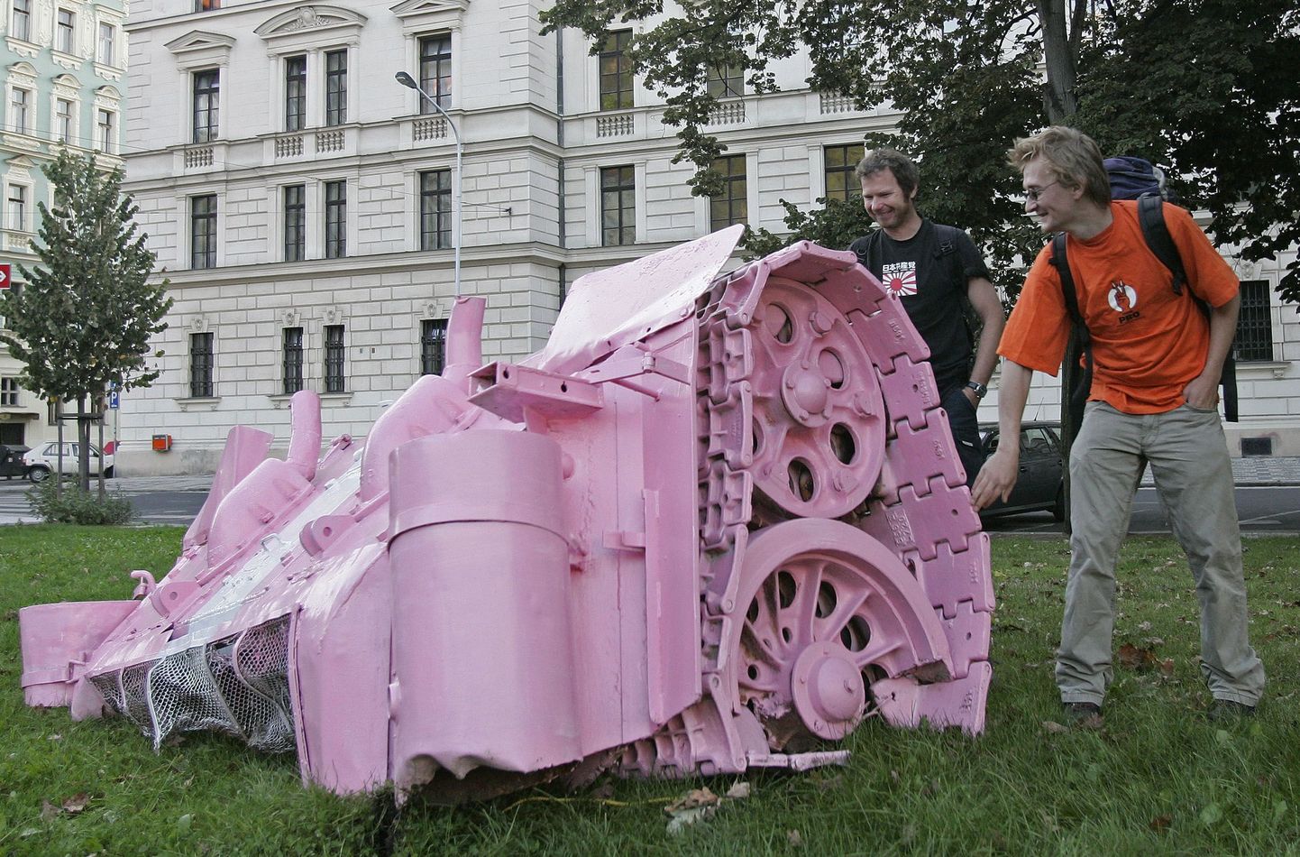 Tšehhi kunstniku David Cerny 1968. aasta Praha sündmuste meenutuseks valminud taies, mis kujutab endast osa roosaks värvitud Nõukogude armee tankist.