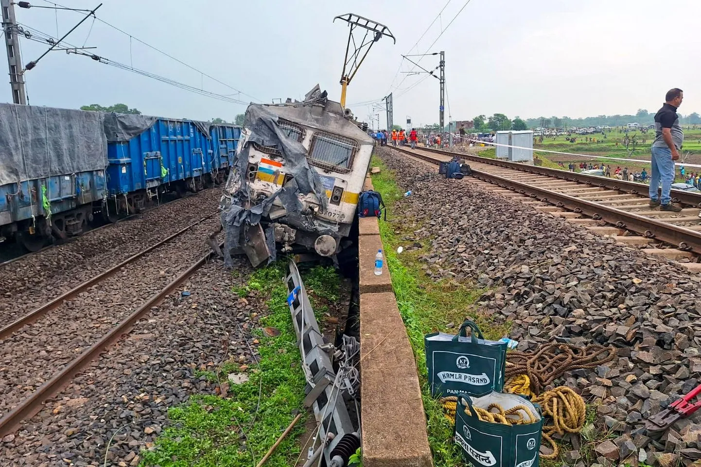 Indias Jharkhandi osariigis rööbastelt maha sõitnud rong.