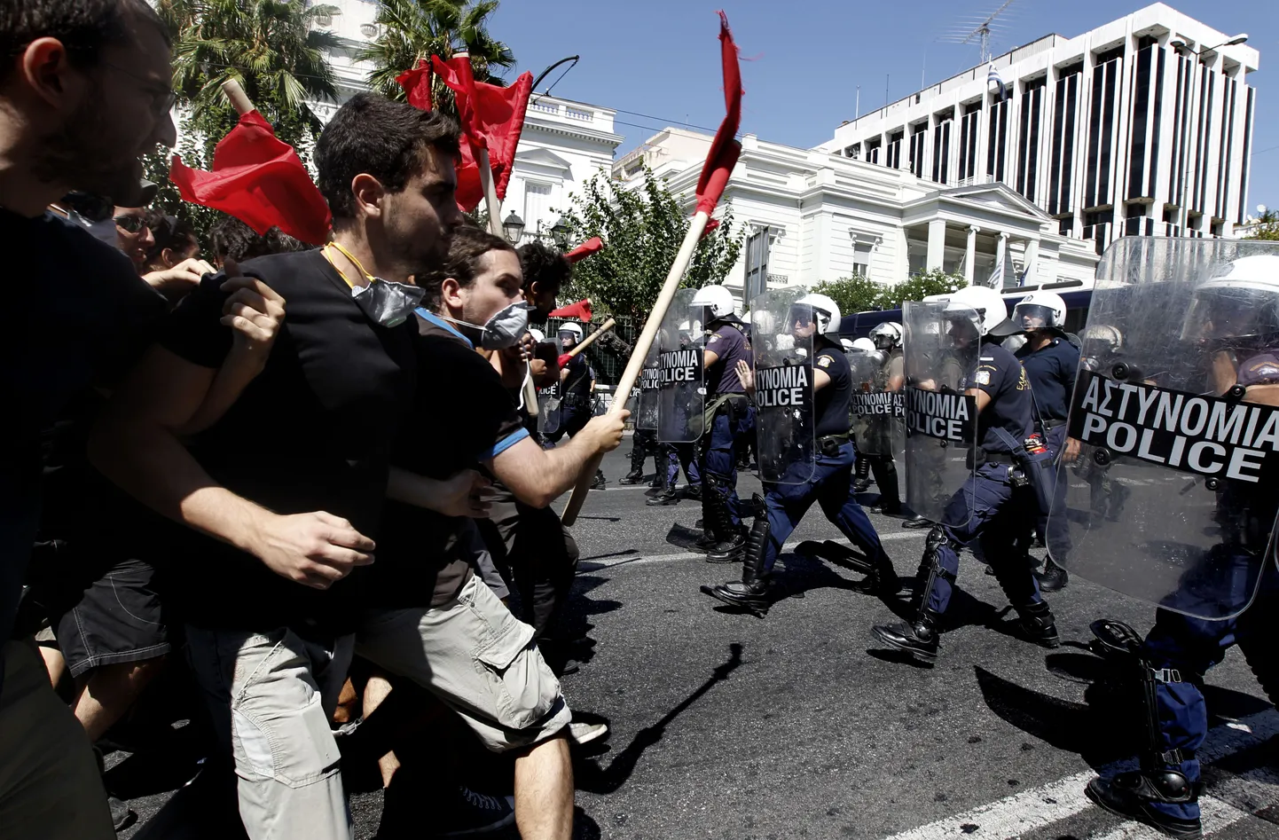 Protestivate tundengite ja politseinike vahel toimusid eile kokkupõrked.