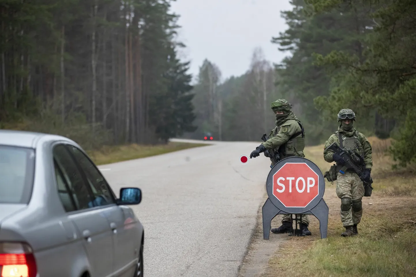 Leedu sõdurid mullu novembris migrandikriisi ajal valvamas sõiduteed Valgevene piiri lähistel Druskininkais.