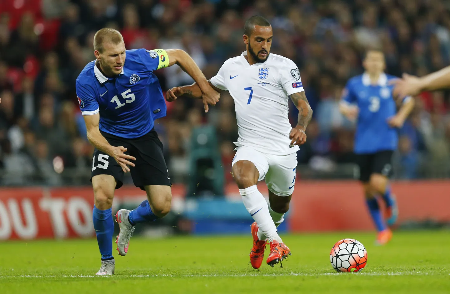 Ragnar Klavan (vasakul) Eesti koondise särgis mängus Inglismaa vastu.
