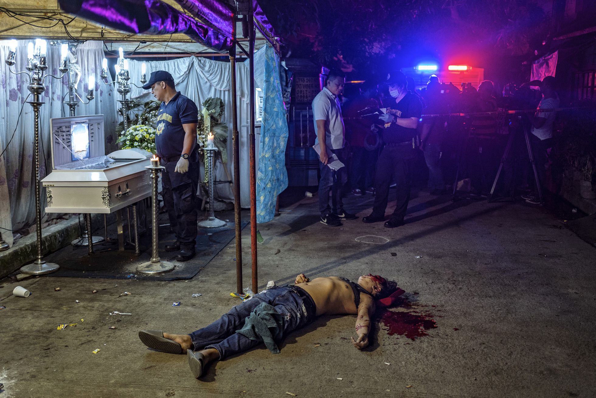 Michael Nadayo surnukeha lebamas Filipiinidel Quezon City tänaval. Nadayo tapeti keset Filipiinide uimastisõda tundmatute isikute poolt mälestusteenistusel leinajate ees.
