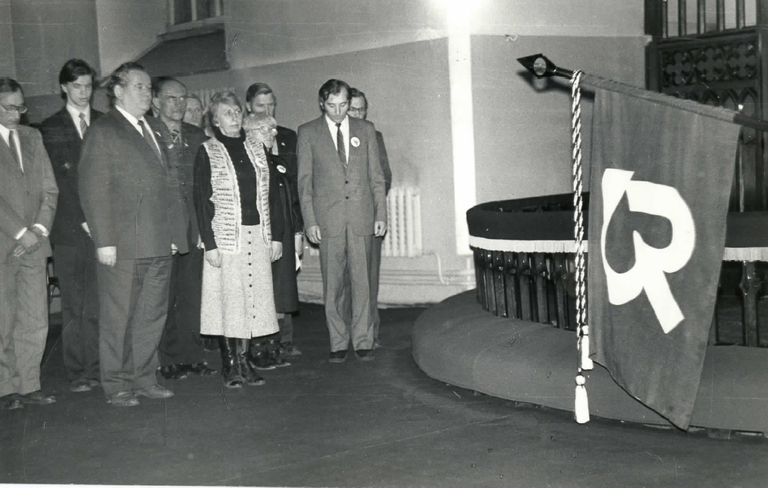 1988. aasta 22. detsembril Jaani kirikus toimunud Eesti Rohelise Liikumise lipu pühitsemine. Matti Nappus on pildil paremalt esimene.