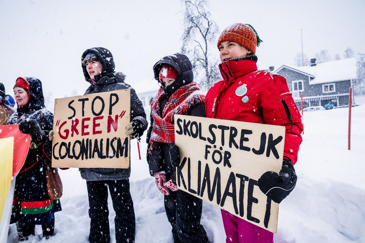 Kliimaaktivist Greta Thunberg (paremal) Kallaki kaevanduse vastu meelt avaldamas.